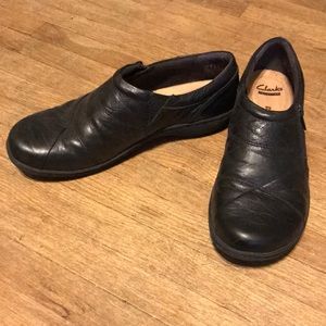 Like new Clarks black soft cushion shoes -sz 9-